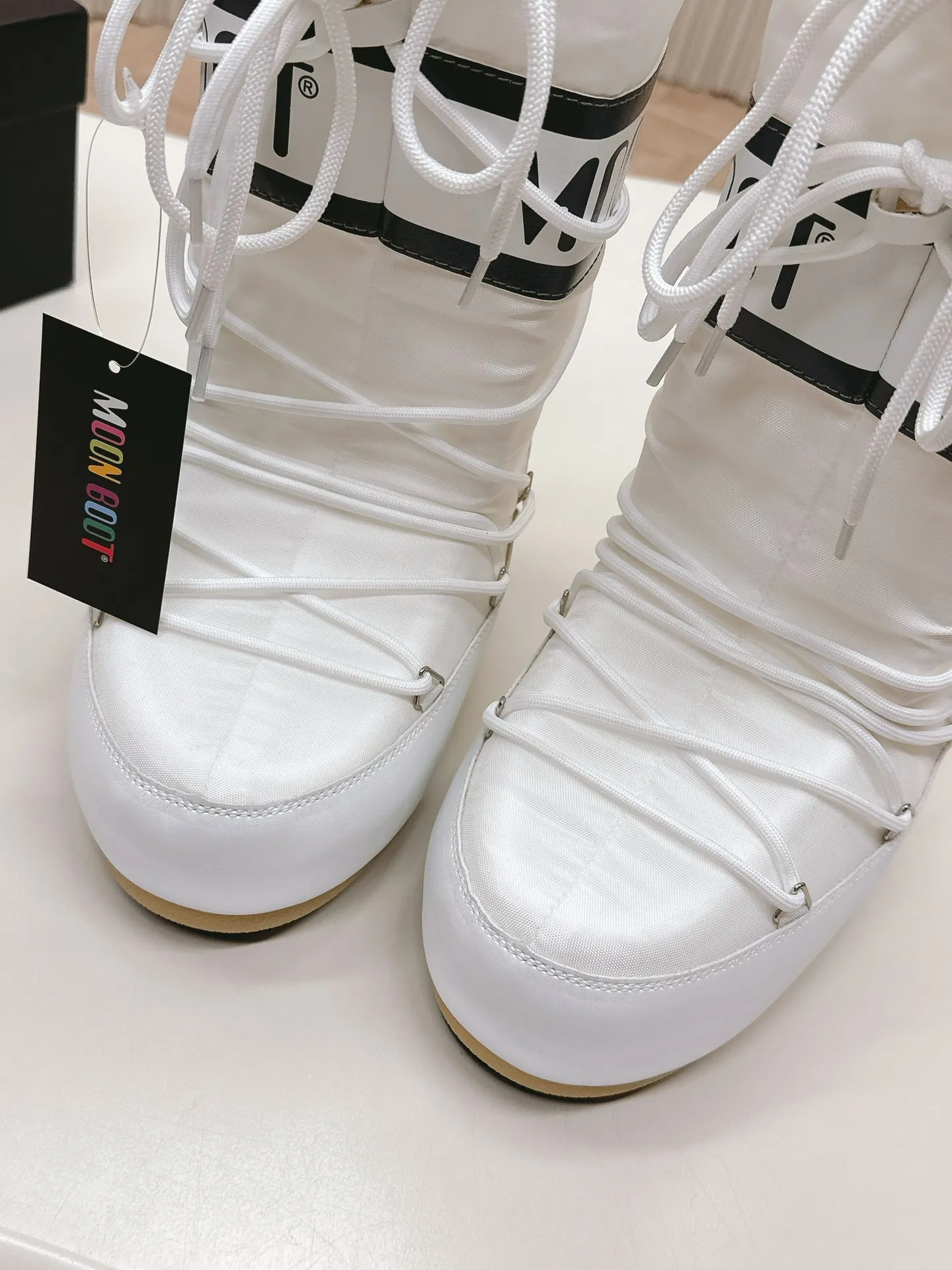 Men's men's shoes pP620! Fabric high boots Moon Boot 24ss The latest snow boots series for autumn and winter... Ugly snow short boots Forget UGG, fashionable people are wearing Moon Boot snow boots. If you find it difficult to accept the revival of UGG, now there is a more alternative snow boot that is back. It is 4 cm taller, that is the Moon Boot. It was already very popular in the millennium. Paris Hilton, Victoria Beckham and other celebrities often wore it, and now the Y2K trend is popular again. The same QQ show outfit worn by young children. The ugly snow boots that have been shown by thousands of people have become popular again. They are not distinguished between men and women. They look slim and warm and easy to wear. Fabric: 70% cotton and 30% plastic. Lining: 100% silk cotton liner. Feet: 100% silk cotton liner. Outsole: thermoplastic rubber. Bottom thickness: 4cm. Size: #35-41 (41 customization is not returnable).